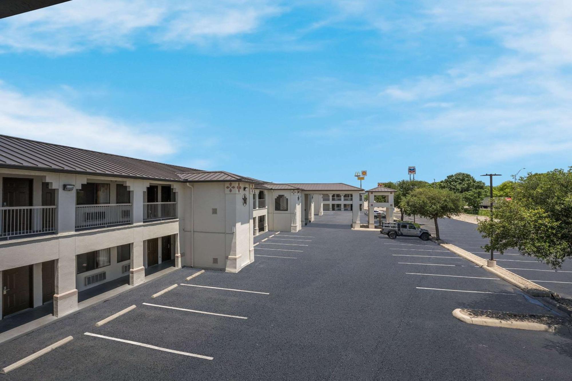 Quality Inn & Suites Junction Exterior foto